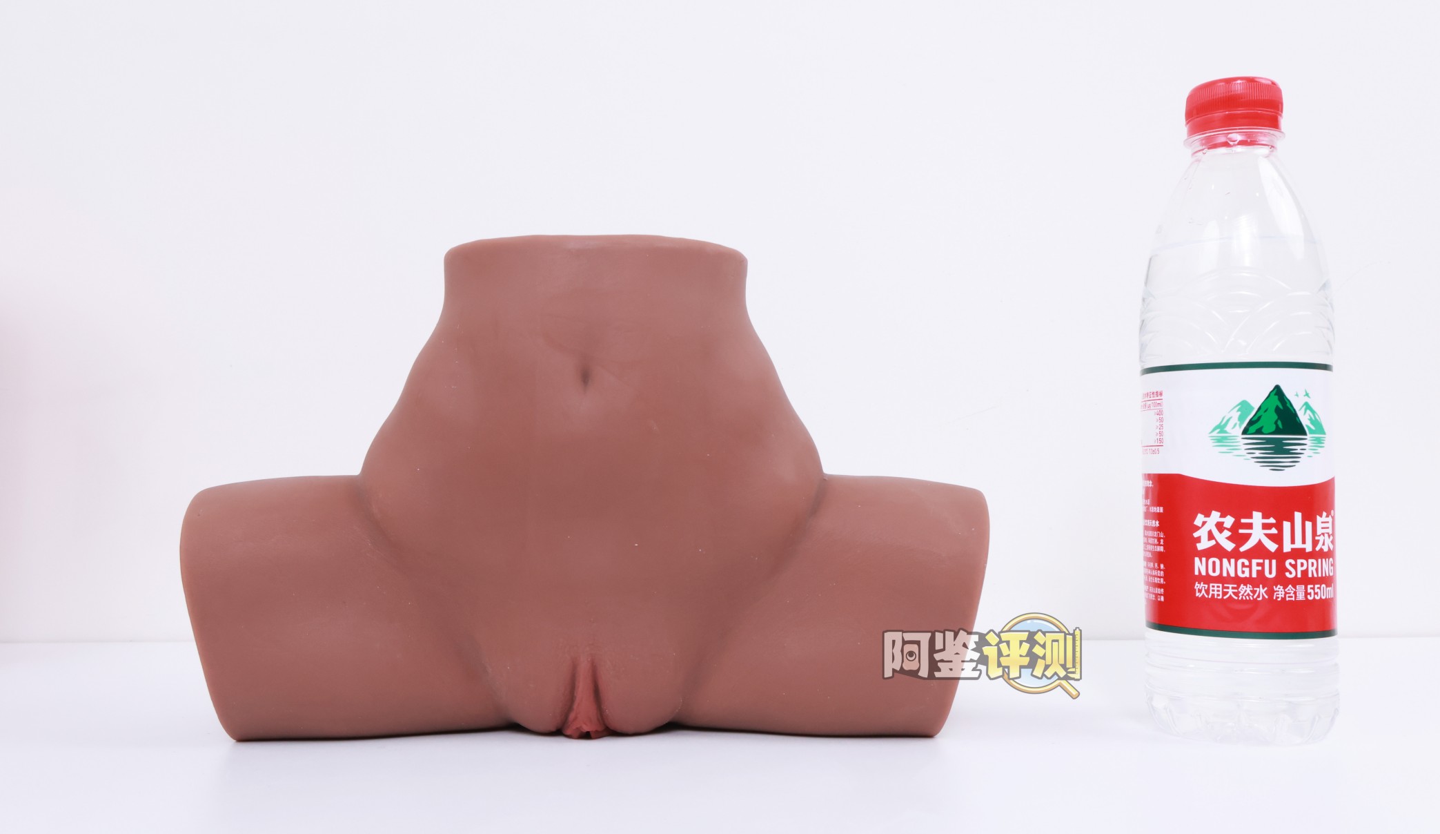 muni——“埃及艳后”评测!一字马开腿型的黑皮小臀模,因为双通道太接近导致末端出现了开裂