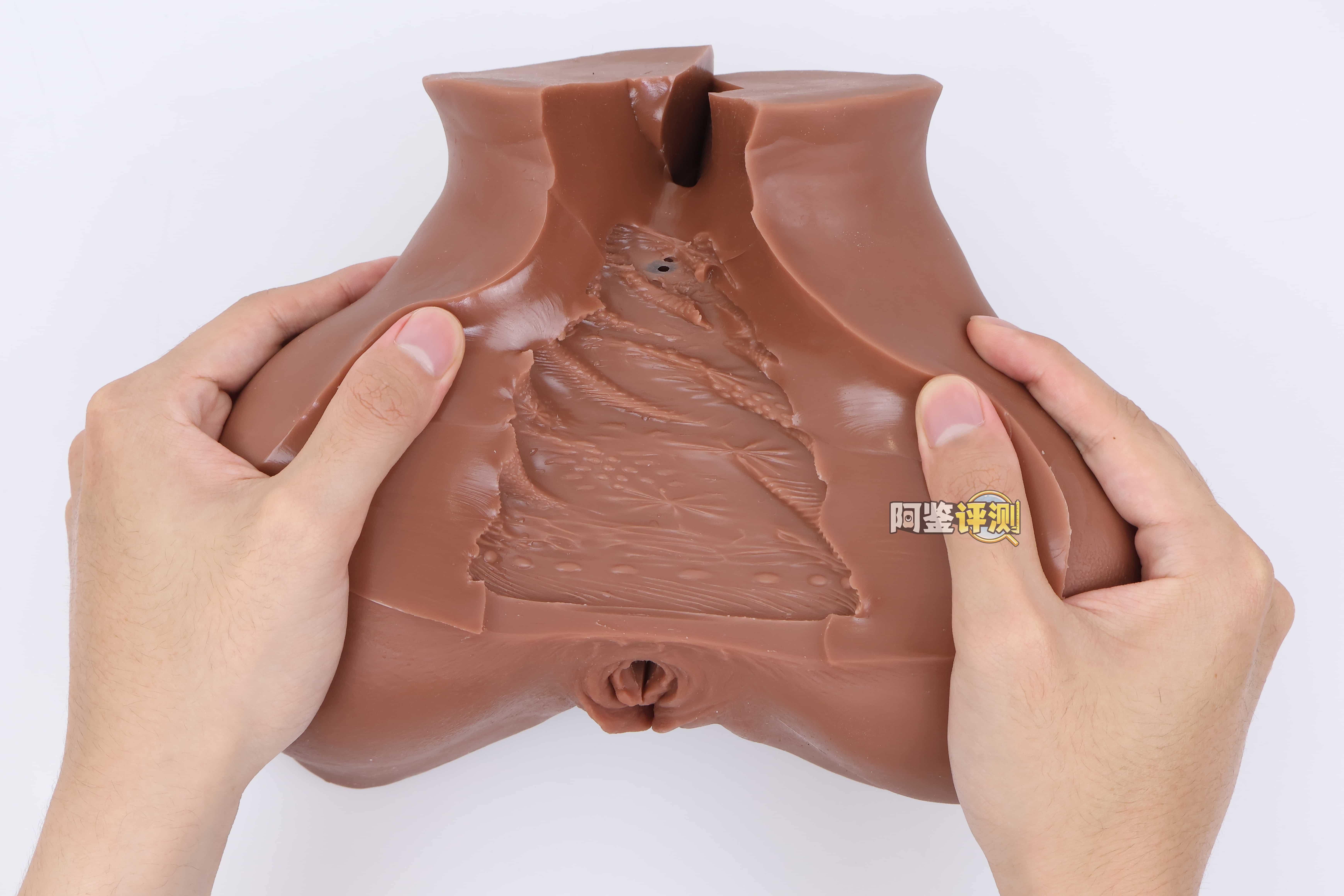 muni——“埃及艳后”评测!一字马开腿型的黑皮小臀模,因为双通道太接近导致末端出现了开裂