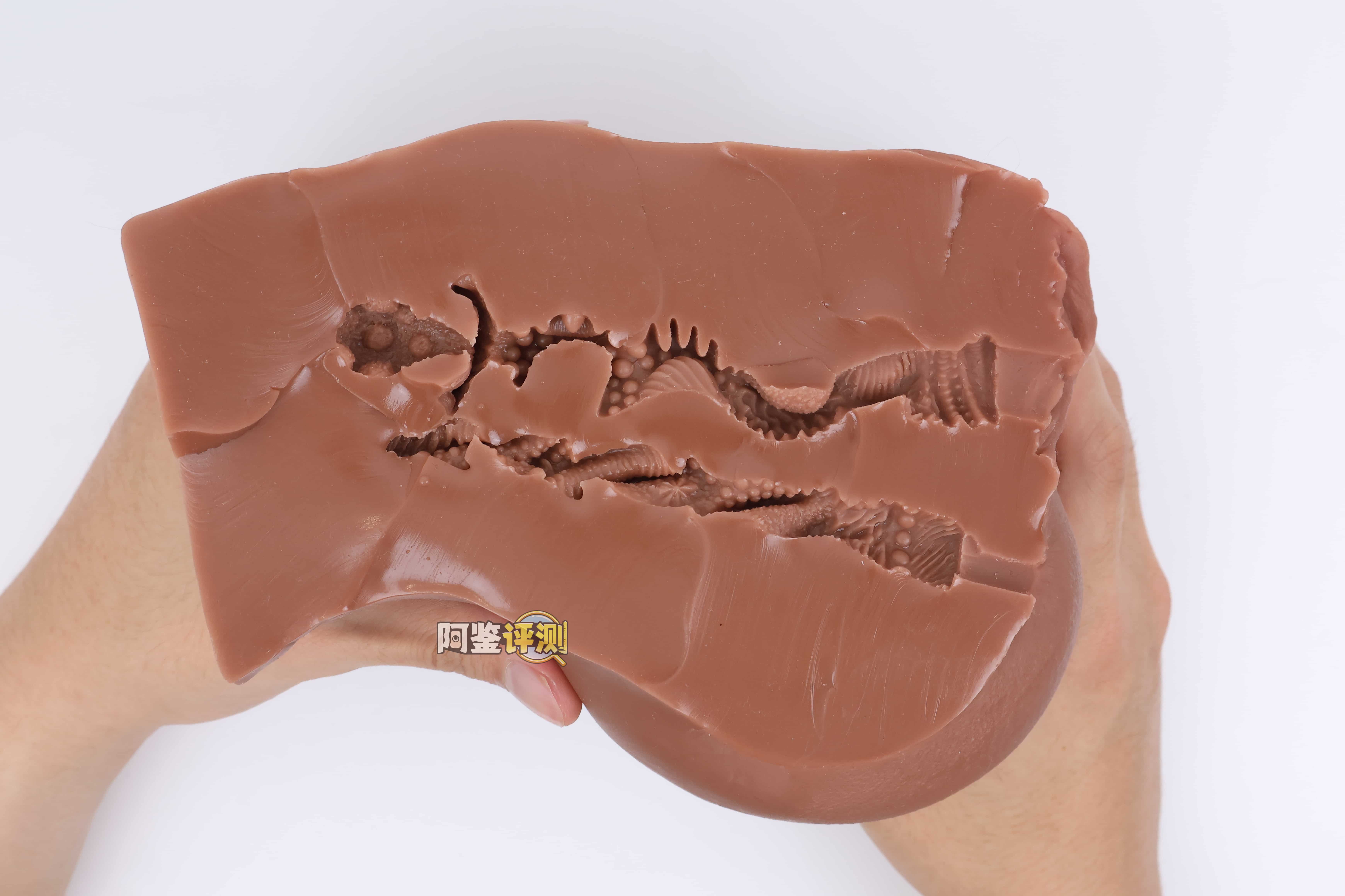 muni——“埃及艳后”评测!一字马开腿型的黑皮小臀模,因为双通道太接近导致末端出现了开裂